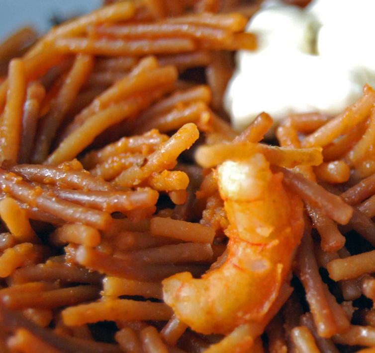 Gastronomía y alojamientos El plato más singular de Gandia es la fideuá, una paella de pescado y marisco hecha con fideos en lugar de arroz.