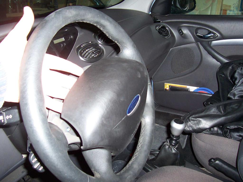 Tras empujar suavemente, el airbag quedó libre por completo de las pestañas que lo