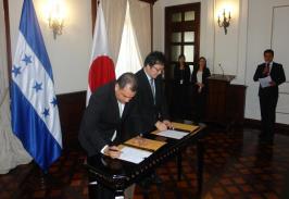 Japón (JICA), Naoki Kamijo y el Ministro de Administración y Gestión Financiera de Casa Presidencial, Pedro Pineda, firmaron un Acuerdo de Donación del Proyecto Mejoramiento de los Programas de Radio