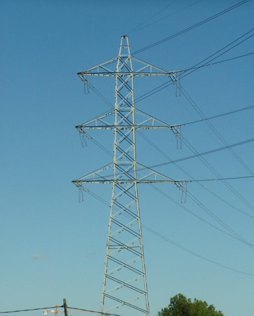 Los circuitos industriales de distribución y transporte de energía eléctrica son normalmente aéreos y funcionan por un sistema trifásico, es decir, de tres cables o fases (terna) aislados entre sí y
