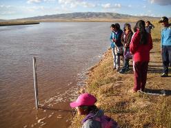 Capacitación de jóvenes escolares en la lectura del nivel de agua del río Desaguadero y gestión de riesgos.