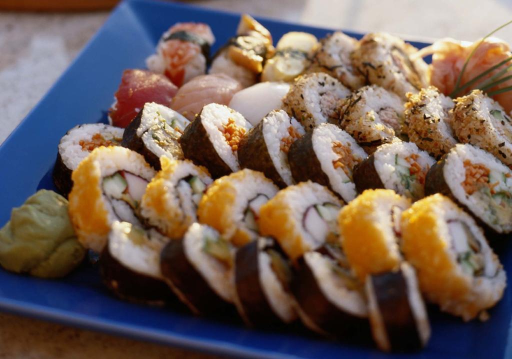 Sushi y maki 250 gramos de arroz para sushi, 300 gramos de agua, 4 hojas de alga nori, 3 cucharadas de vinagre de arroz, 1 cucharada de azúcar y otra de sal (este aderezo para el arroz puede variar