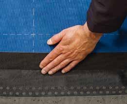 Aplique el lado de 50 mm de la cinta adhesiva sobre la membrana de fachada Pegue el lado perforado de 85 mm de la cinta sobre el suelo de hormigón Pegue la
