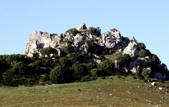 Peña Arpada. Cerro de calizas y dolomías del Liásico, Jurásico Inf.