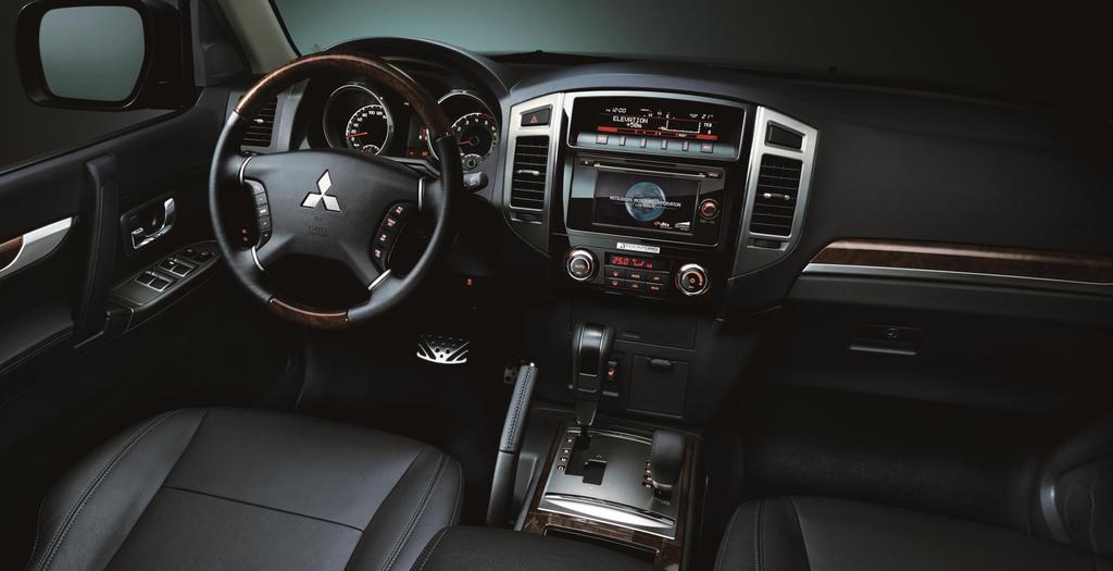 En línea con el atractivo y sofisticado estilo exterior de Montero Limited, el interior del vehículo se siente y se disfruta a través de sus elementos visuales tales como el recubrimiento en piel en