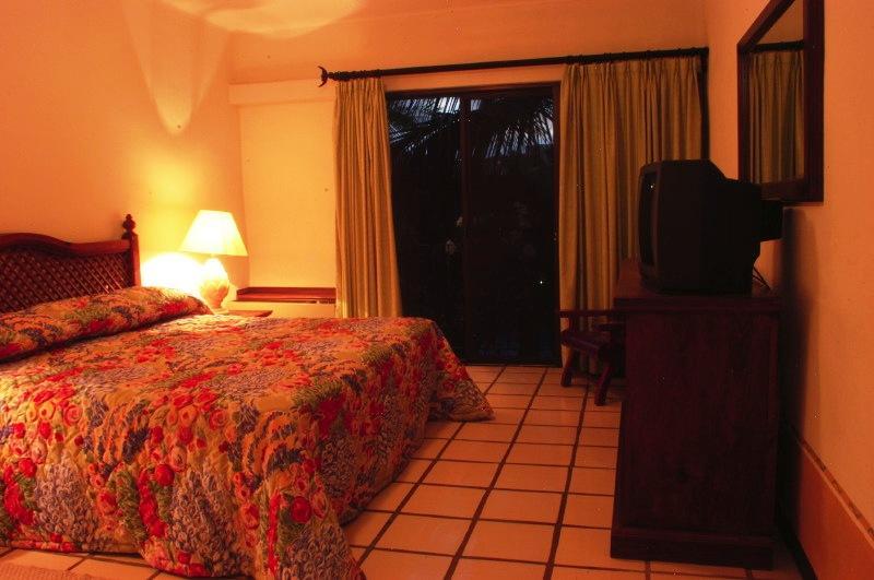 Contamos con 100 Unidades Habitación Estándar: Cuarto hotelero equipado con una cama King size,