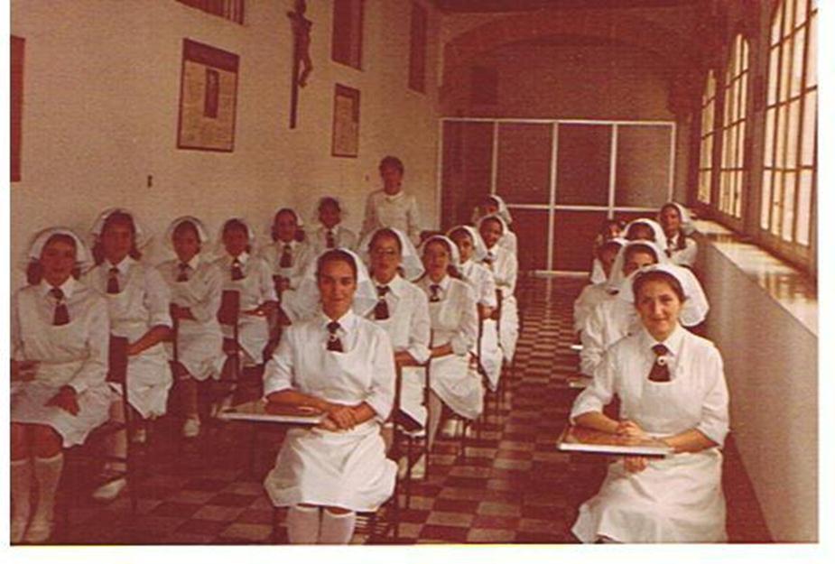 A las Damas se las preparaba en los Hospitales Militares, alternando diariamente clases