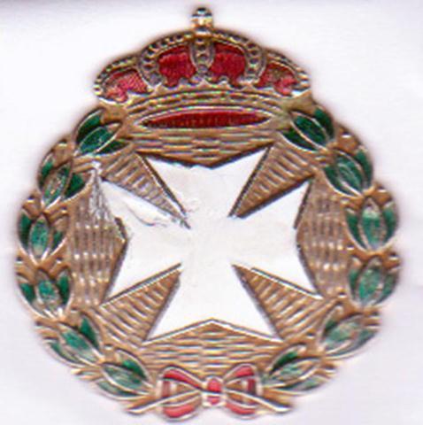 A las Damas se las reconocía por llevar en el uniforme este emblema, la Cruz de Malta en color blanco orlada por dos ramas de laurel unidas en la parte inferior por un lazo y arriba la corona real.