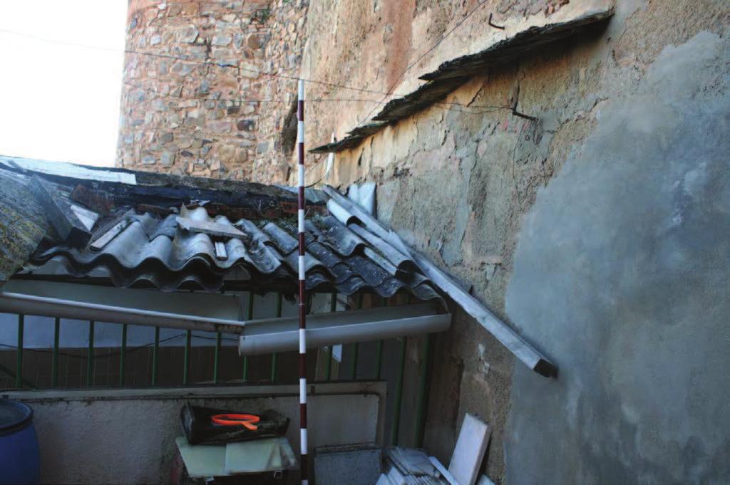 Fotografía actual. A pesar de los revocos de cemento, sobre el tejadillo y bajo el sol de gato se aprecia claramente la fábrica romana.