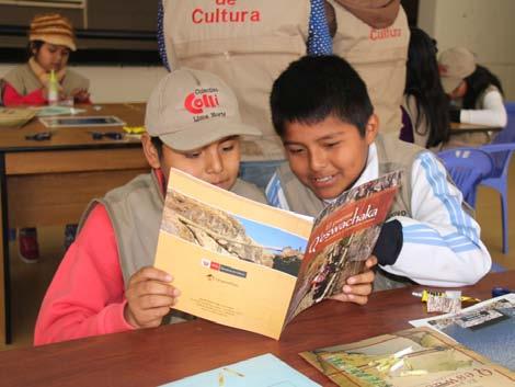 N 5: Niños leyendo información complementaria sobre la renovación del Puente Q eswachaka Otro ejemplo