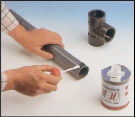 estado. 2 Limpiar la superficie que se va a encolar con un disolvente limpiador o decapante de PVC.