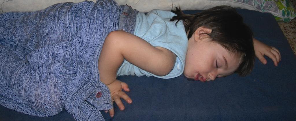 Sueño y descanso en la infancia El sueño en los centros de atención a la infancia La situación de dormir ha de ser adaptada y adaptable Respetar: El