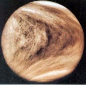 Encara que Venus té un tamany similar al de la Terra, és un món molt diferent, amb diòxid de carboni en la seva