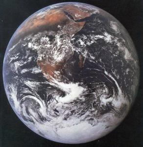 La Terra està envolta d una capa d aire: l atmosfera, que no pot escapar degut a la gravetat de la Terra La superfície rocallosa de la Terra, també se li