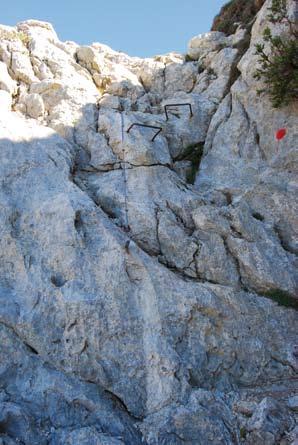 Paso por dónde hay que trepar (Foto: Gràcia Salas) Seguimos el trazado de otro canchal estrecho y empinado. Llegamos a un lugar que parece cerrado por las rocas.