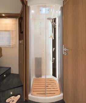 Globetrotter XL I Aseo confortable Separación del dormitorio mediante puertas rígidas con espejo en un lado Un cuarto de aseo de alta calidad durante el viaje es siempre un símbolo de lujo.