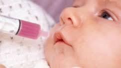 Doxiciclina en los niños pequeños La fórmula oral es necesaria casos de FMRR ocurren frecuentemente en niños < 5 años Preparar doxiciclina 100 mg (cápsula o tableta) con líquidos o alimentos para los