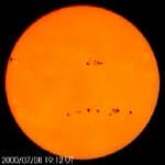 Las manchas solares son ocasionadas por una concentración en el Sol de líneas de campo
