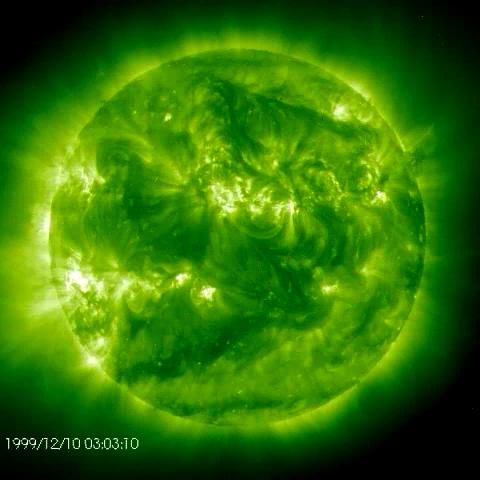 Aquí viene el Sol (verde no es el color real) El Sol visto en el extremo ultravioleta del espectro sobre un