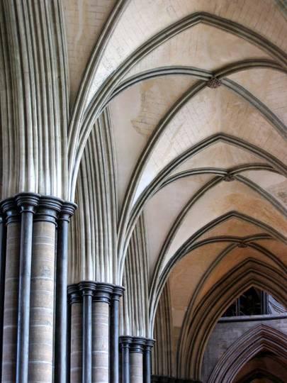 El sistema constructivo gótico media commons Imagen: Wiki En esta imagen de la Catedral de Salisbury puede apreciarse la utilización de las bóvedas