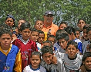Tegucigalpa- A través de Fútbol para la Vida ha llegado a más de 50 mil niños y jóvenes, que al ir tras el balón han alcanzado sus sueños y metas, logrando escalones de superación.