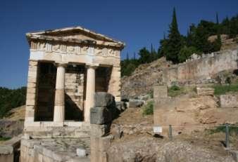Olimpia también fue famosa por ser un centro religioso, y por su gigantesca estatua de oro y marfil de Zeus hecha por Fidias, (tallada tras la victoria sobre los persas en la Segunda Guerra Médica)