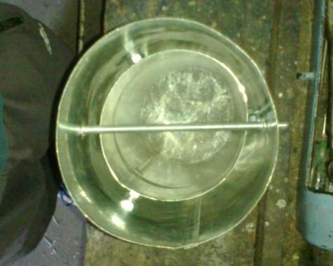Base del tubo interior: 1. Método A: Agarrar una lata de conserva grande de 110 mm de diámetro.