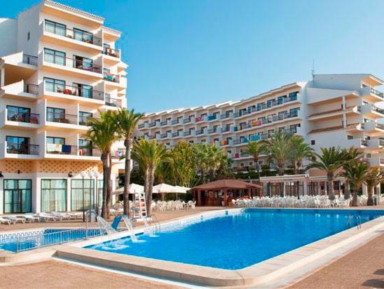 Hotel Cap Negret Cuenta con todos los servicios necesarios para que disfrute de su estancia. Atractiva terraza con acceso directo a la playa, bar, barbacoa, piscina con Spa y parque infantil.