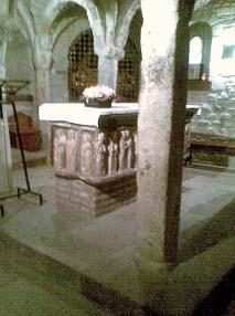 Podemos apreciar las tres criptas unidas bajo la cabecera de la iglesia.