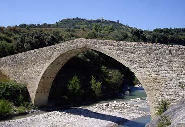 Antes de llegar a Roda de Isábena, en la misma carretera A-1605 a mano derecha esta señalizado el puente. Puente románico de Roda de Isábena.