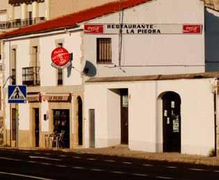 Restaurante La Piedra Descripción e instalaciones Restaurante ubicado en la Nacional 521, a su paso por la localidad. Capacidad para 70 personas.
