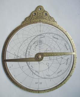 TRONO RED (CIRCULO TRANSPARENTE) ALIDADE MADRE ALIDADE TIMPANO CAJA DE SOMBRAS FRENTE REVERSO Frente El frente del astrolabio es una representación de la vista local de nuestro cielo nocturno.