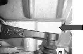 Abrir el tornillo de purga 1/3 de vuelta y esperar hasta que el vástago del cilindro esclavo retorne a su posición inicial (Fig. 08). Cerrar el tornillo de purga 1/3 de vuelta.