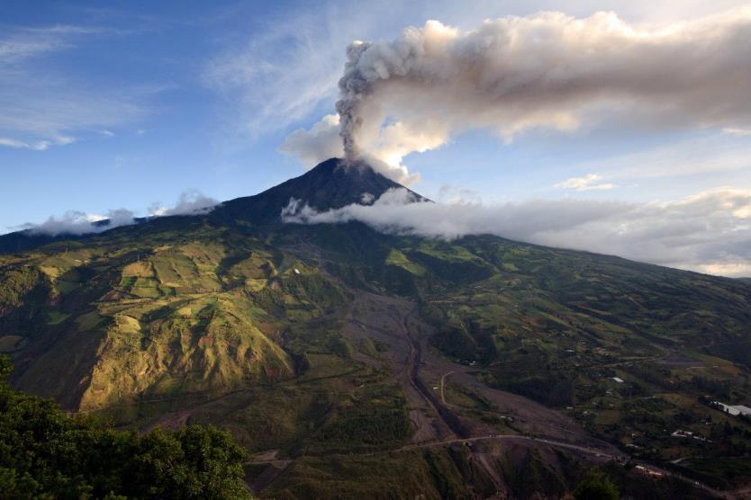 Foto 2 Proceso eruptivo del volcán Tungurahua y el flujo piroclásticos de agosto de 2006 (Foto tomada desde Loma Grande). Flujo Fuente: Archivo personal 2.