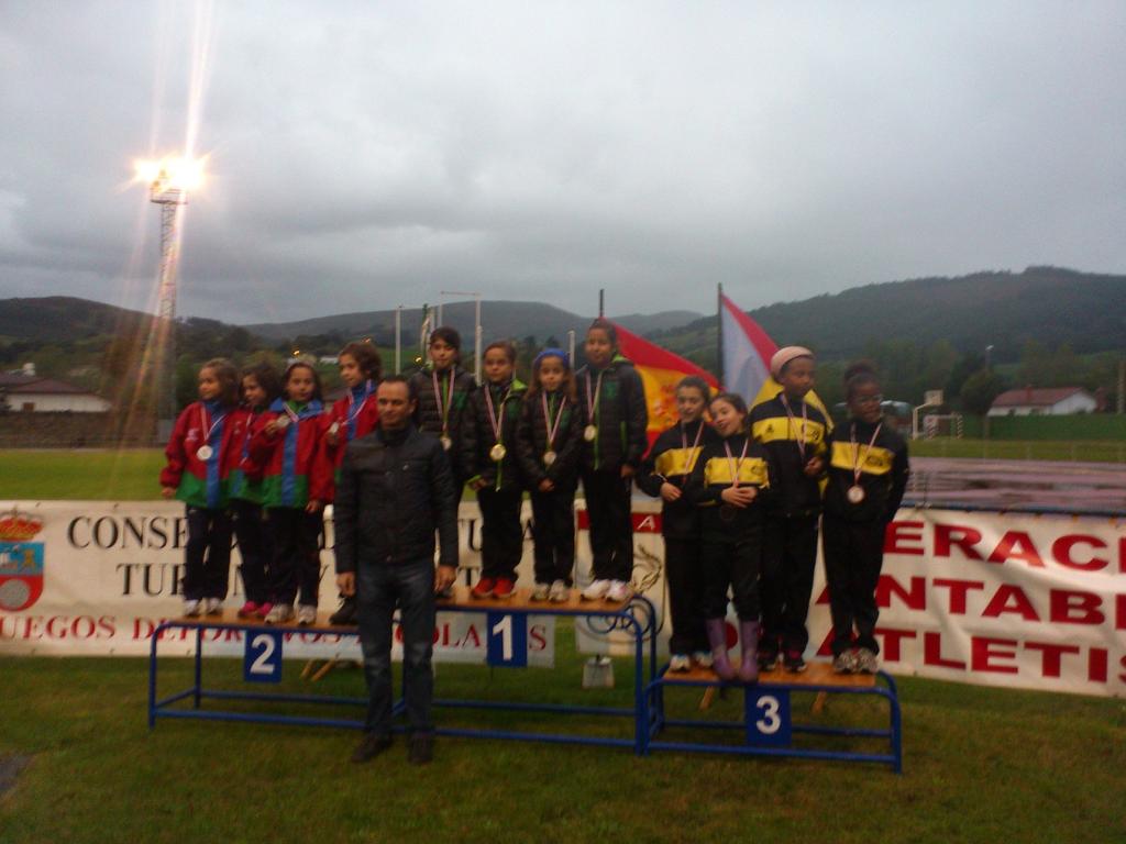 Foto Nº21, equipo de relevos 4x50 metros categoría benjamín, se proclamaron campeonas