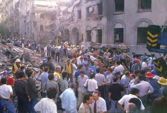 a la organización Hezbolláh. El coche, que llevaba unos 300 kg de TNT, provocó la destrucción de una gran parte del edificio.