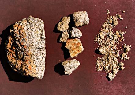 Cómo se forma el suelo El suelo está formado por diferentes materiales. Uno de estos materiales son pedacitos de piedra.