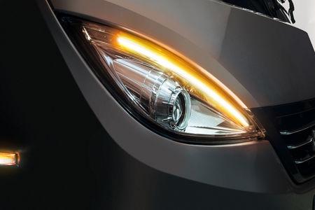 Máxima visibilidad y una visión óptima durante el día y noche es lo que ofrece el moderno conductor de luz LED con luz de carretera durante el día, integrado e