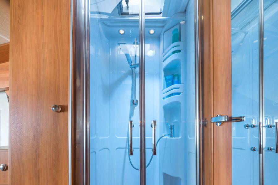 La amplia ducha 73 x 70 cm (An x Pr) ofrece tanto un confort semejante al de casa como también suficiente libertad de movimientos, y se ha concebido en un diseño verdaderamente elegante.