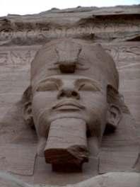 Visita al Templo de Luxor (incl. entrada y guía de habla hispana). Visita a Karnak (incl. entrada y guía de habla hispana). Almuerzo a bordo. Navegación hacia Edfu. Paso por la esclusa de Esna.