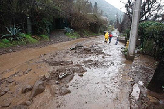 Infiltración aguas lluvia El pie de monte está formado por capas aluvionales que absorben las aguas y abastecen las aguas subterráneas. Esta formación no se da en el valle de Santiago.