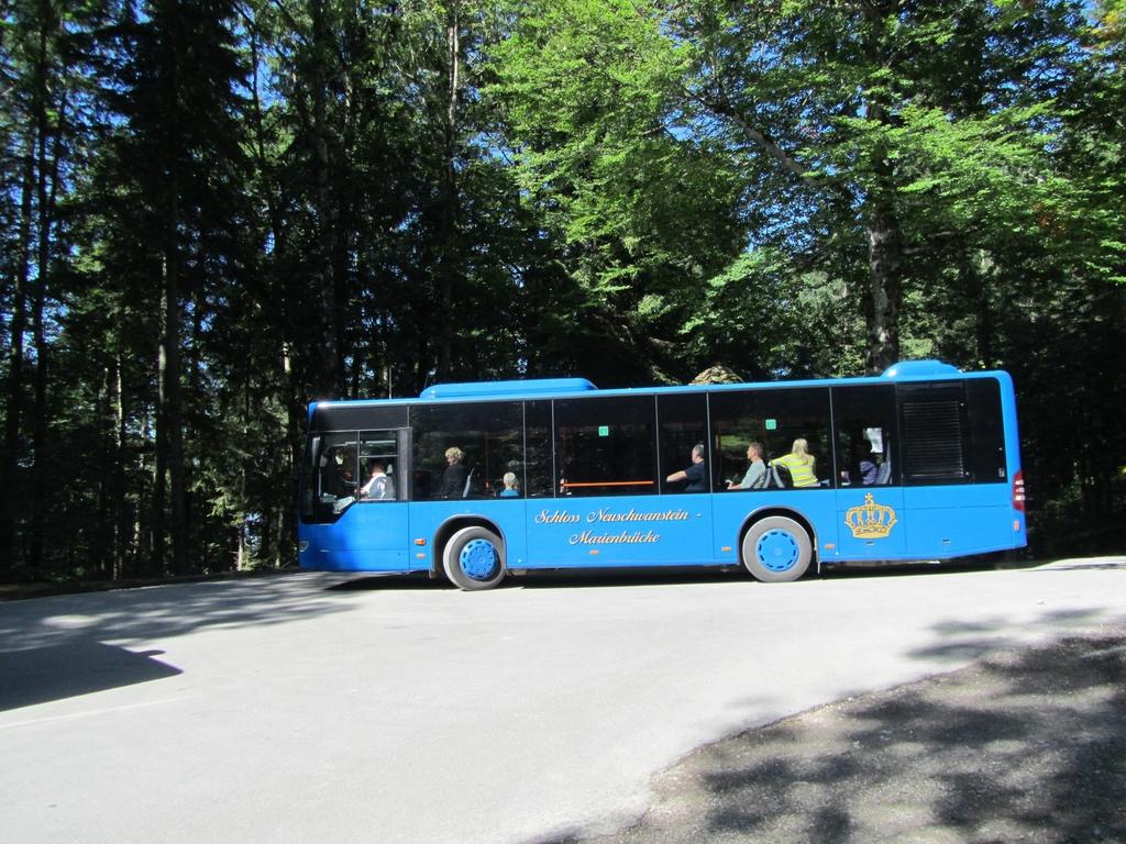 Se accede al castillo desde el centro de Füssen en un autobús especial que sólo