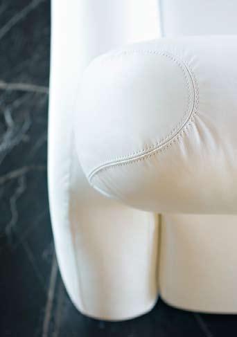 Il cuscino di seduta ha l anima portante in poliuretano espanso ricoperta da uno strato in schiuma viscoelastica e fibra 100% poliestere. Le fodere sono in tessuto 100% cotone.