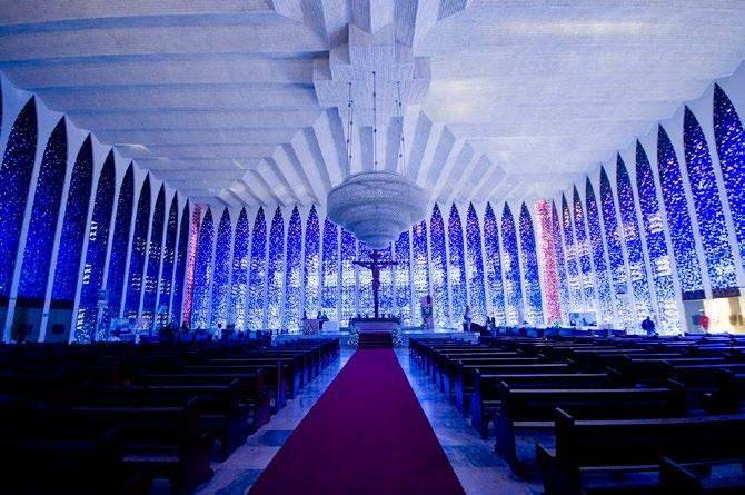 Iglesia Dom Bosco Construida en homenaje al patrono de Brasilia (San Juan Belchior Bosco), la iglesia no posee paredes.