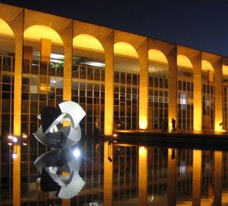 Congreso Nacional (Visita interna) Punto turístico marcante de Brasilia, la sede del Poder Legislativo brasileño es un conjunto de construcciones donde es posible subrayar las dos cúpulas