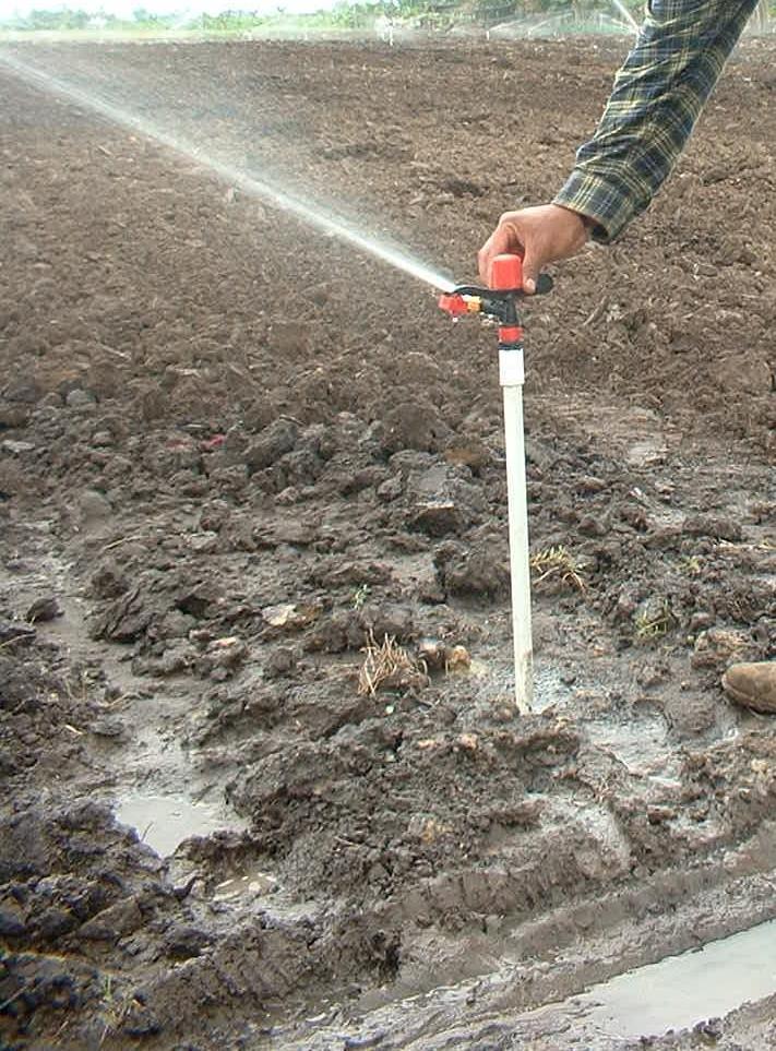 CONCEPTO DE RIEGO Y DRENAJE RIEGO: es una práctica agronómica mediante la cual se suministra agua al suelo para compensar el déficit hídrico