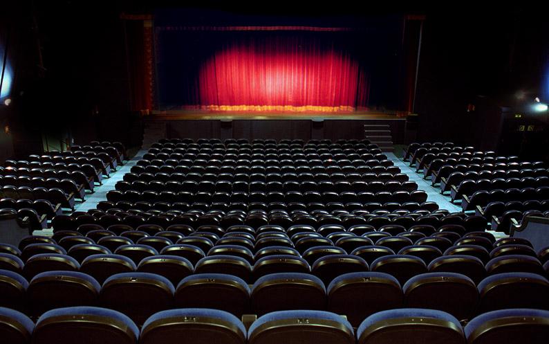 El Teatre Condal, situado en el corazón de la Avenida Paral.