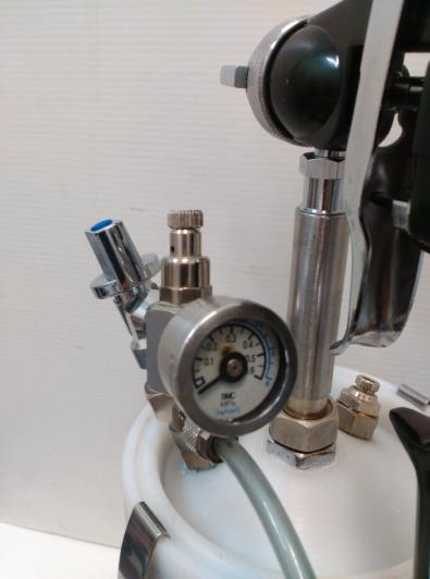 paso de aire (Foto 6), poco a poco al regulador de presión hasta el manómetro marque 0,5bar.