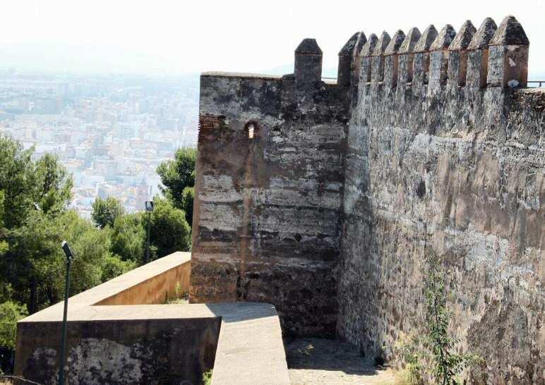 LA ALCAZABA DE MÁLAGA Es un palacio fortaleza de los gobernantes musulmanes de la ciudad, asentado en un cerro de la ladera del monte de Gibralfaro.