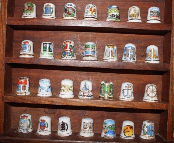 Dedales con diseño asturiano Diversos modelos de dedales en porcelana con motivos asturianos de casi cualquier tipo